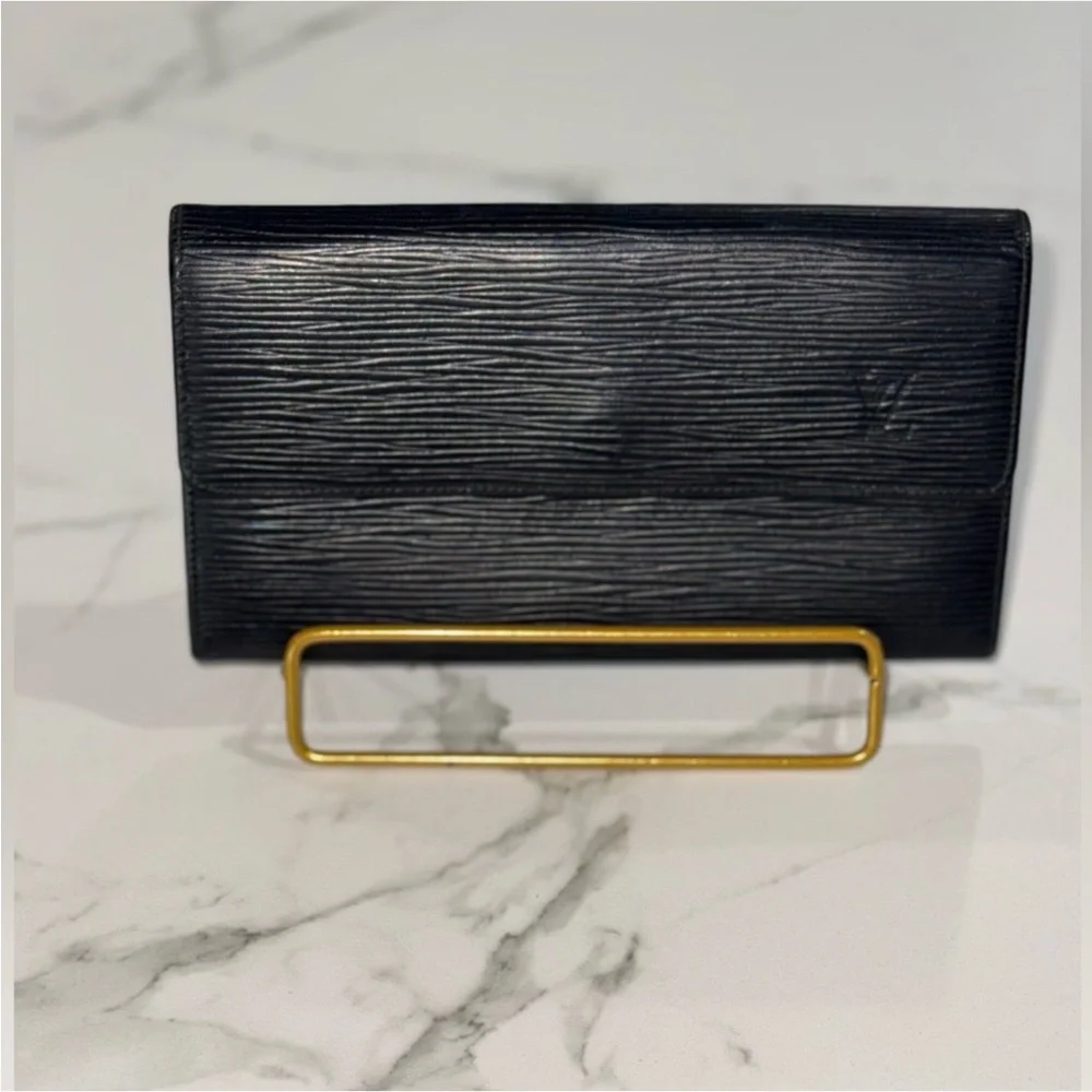 Louis Vuitton Black Epi wallet/clutch. Pristine condition 🎉 - Picture 2 of 5